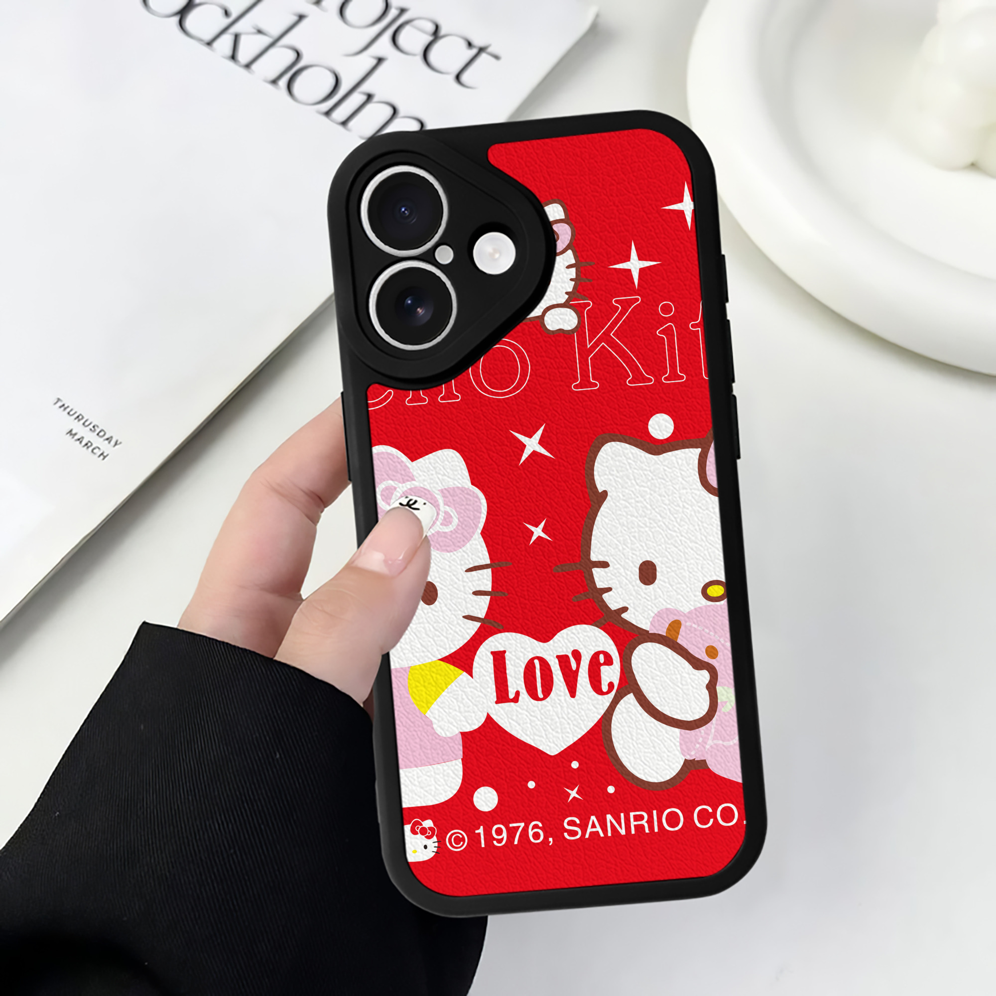 （画像用） Hello Kitty ハローキティ 【iPhone 16シリーズ対応】シリコンスマホケース（レザー調） 材質：シリコン